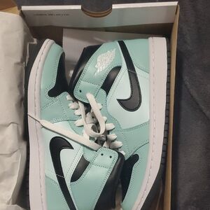 Jordan Light Dew and Black Mid Sneakers - Sea Foam Green/ Mint